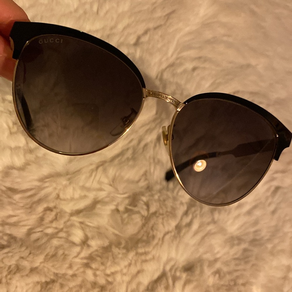 Gucci Women's Black and Gold Sunglasses Authentic - Picture 6 of 14